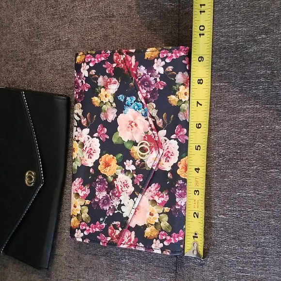 Set of 2 Minicci clutch purses. Black & pink floral - Picture 12 of 14